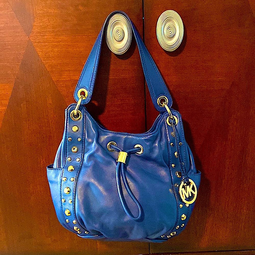 Navy med Michael Kors shoulder bag with gold accents, smooth, pebbled leather